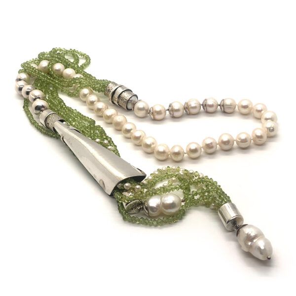 Collar de plata con peridotos y perlas