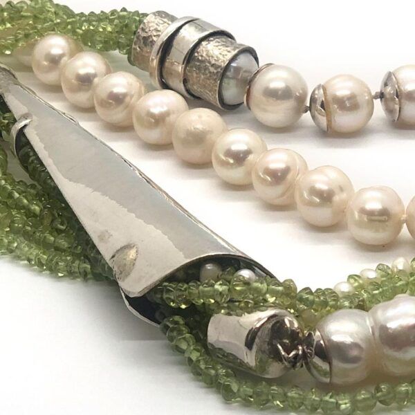 Collar de plata con peridotos y perlas